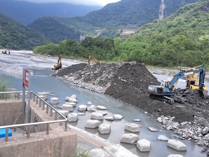 鳳林工作站轄內萬榮圳進水口災害搶修作業2